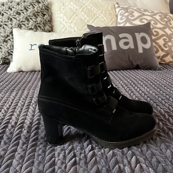 🌼🌼Blonde Black Heels - Picture 1 of 5